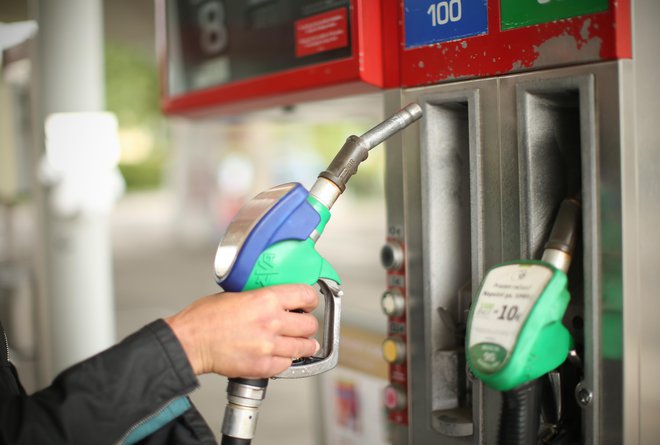 Točenje goriva na bencinskem servisu FOTO: Jure Eržen/Delo