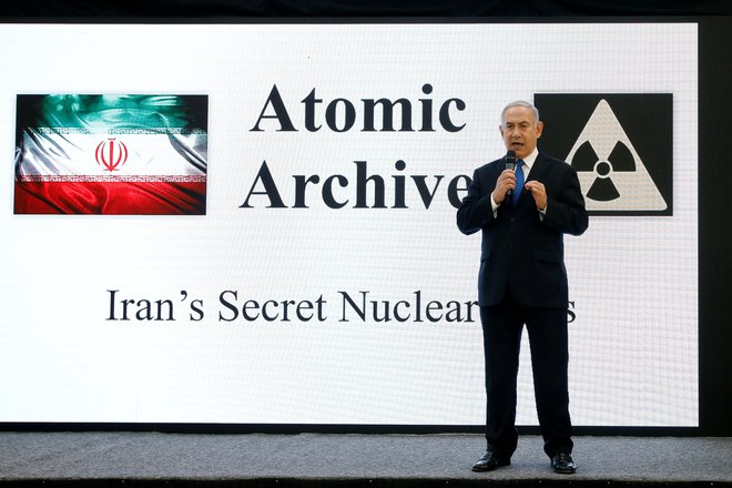 Izraelski premier Benjamin Netanjahu med predstavitvijo &raquo;dokazov&laquo; o iranskem jedskem programu. FOTO: Amir Cohen/Reuters