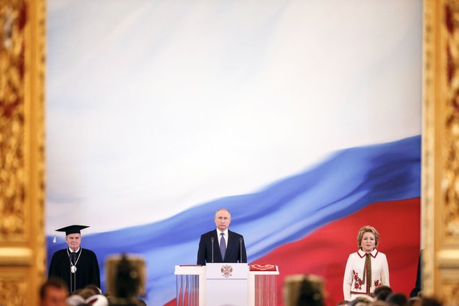 V ponedeljek je 65-letni Vladimir Putin še četrtič slovesno zaprisegel kot ruski predsednik. FOTO: AFP