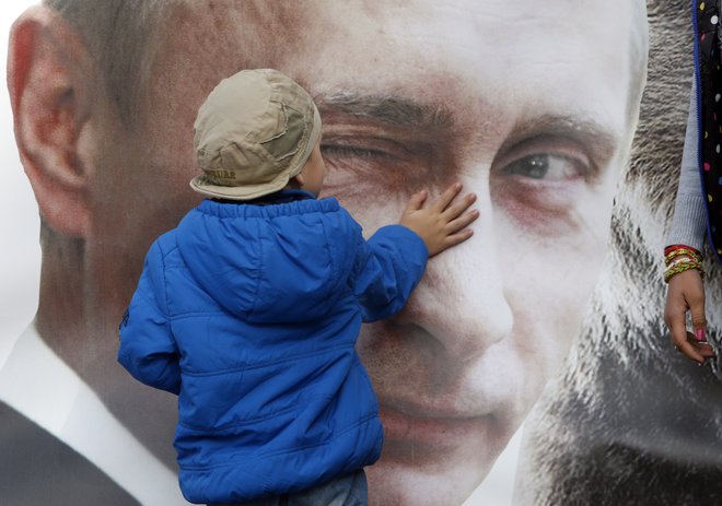 Putin pooseblja sedanjo Rusijo. Bolj ko gre na živce Zahodu, raje ga imajo Rusi. FOTO: Dmitry Lovetsky/Ap