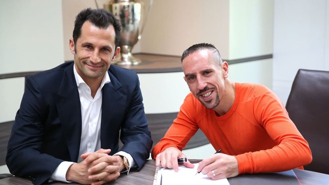 Hasan Salihamidžič in Franck Ribery ob podaljšanju pogodbe. FOTO: FC Bayern&nbsp;