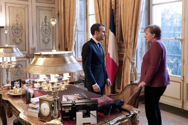 Emmanuel Macron velja za podpornika združene Evrope, vendar v svojo romantično predstavo še ni uspel vključiti nemške politike. FOTO: Reuters/Reuters