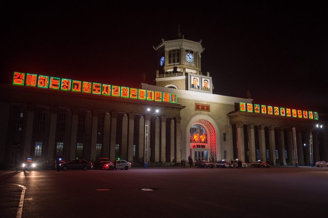 Tudi na glavni železniški postaji v Pjongjangu so premaknili uro za pol ure naprej. FOTO: AFP