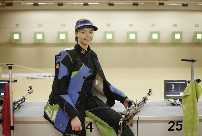 Živa Dvoršak je v Plznu trikrat stala na stopničkah, enkrat posamično (trojni položaj), dvakrat ekipno &ndash; s Klavdijo Jerovšek in Urško Kuharič so zmagale z zračno puško, z malokalibrsko so bile tretje. FOTO: Leon Vidic/Delo