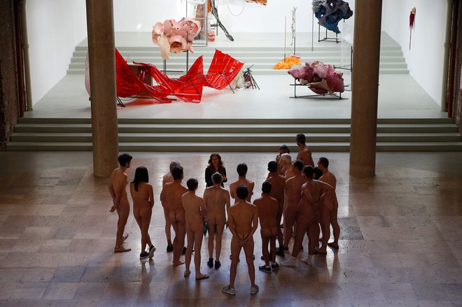 V pariškem muzeju Palais de Tokyo je potekal nočni ogled razstave <em>Discorde, Fille de la Nuit</em>, ki je bil organiziran posebaj za nudiste. FOTO: Geoffroy Van Der Hasselt/AFP
