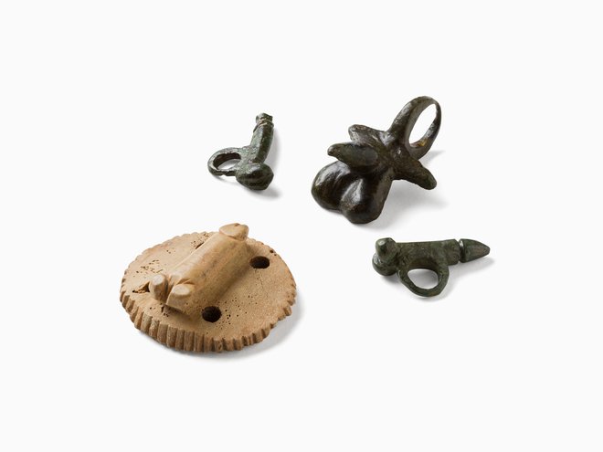 Najbolj narobe razumljeni predmeti so štirje rimski falusni obeski, ki kljub obliki ne namigujejo na nič. Bili so običajni amuleti proti urokom. FOTO: Andrej Peunik
