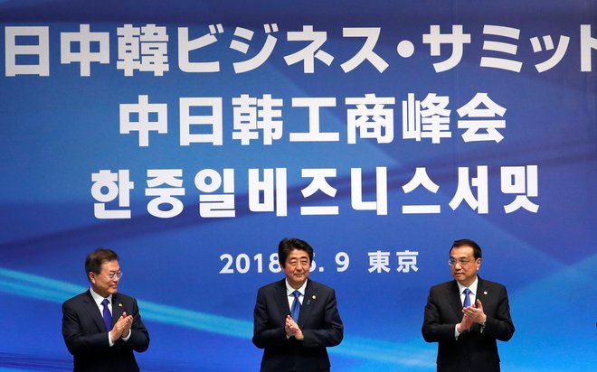 Premiera Kitajske in Japonske, Li Keqiang in Šinzo Abe, ter južnokorejski predsednik Mun Dže In so se med srečanjem v Tokiu pripravljali na napovedano srečanje severnokorejskega voditelja Kim Džong Una z Donaldom Trumpom. FOTO: Reuters
