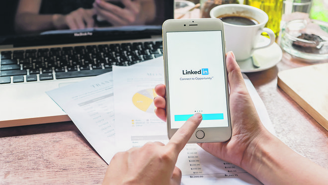 S profilom na linkedinu podjetja lažje iščejo kadre, lahko pa je tudi orodje za sledenje trendom v panogah. FOTO Shutterstock