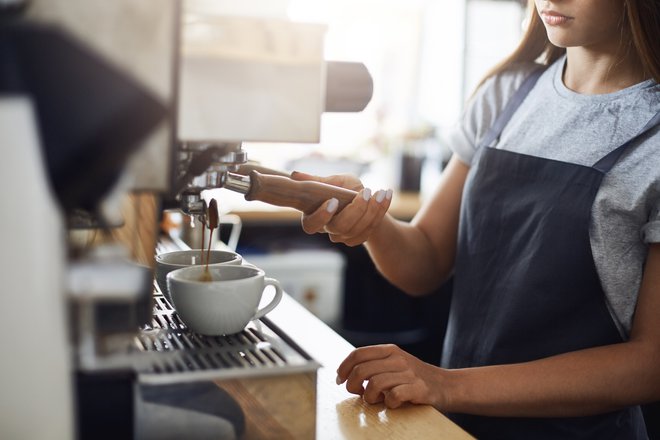 Dokler nam bo kavo postregel razočaran študent, zaposlen kot prekarec, je blaginja le navidezna. FOTO: Shutterstock