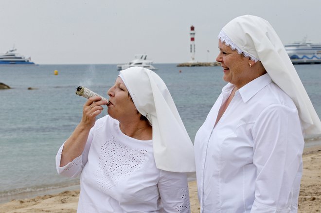 Na plaži v Cannesu sta duhovnici na nenavaden način promovirali dokumentarni film <em>Breaking Habits</em>, ki je na programu letošnjega filmskega festivala. FOTO: Regis Duvignau/Reuters