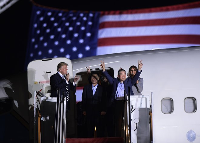 Ameriški predsednik in prva dama Melania sta izpuščene ameriške državljane pozdravila ob prihodu iz Severne Koreje. FOTO: Susan Walsh/AP