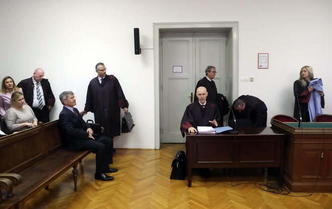 Francu Krambergerju, Mirku Krašovcu, Ivanu Fermetu in Stanislavu Valantu sodijo zaradi zlorabe položaja.