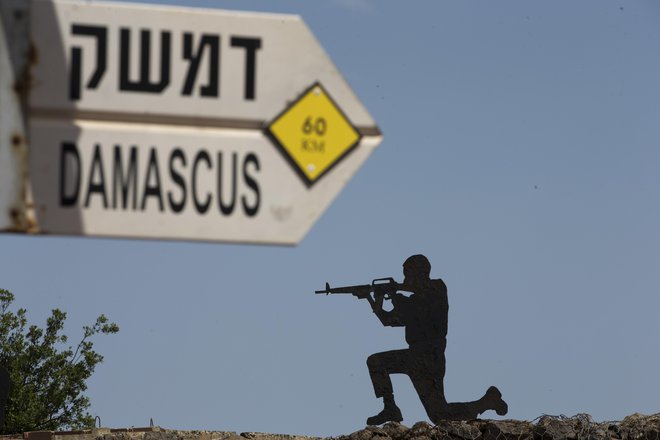60 km do Damaska. Smerokaz na Golanskem višavju v bližini meje s Sirijo, ki ga je pred leti okupiral Izrael. FOTO: Ariel Schalit/Ap