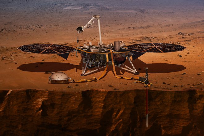 Na Nasini ilustraciji sonda opravlja meritve z vrtalno napravo, ki bo prodrla do pet metrov pod Marsovo površje.