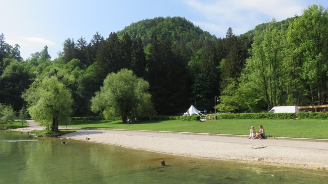 Občina Bled je Savi Turizem zelenico v Veliki Zaki oddala v najem za vsega 2000 evrov na leto. FOTO: Blaž Račič/Delo