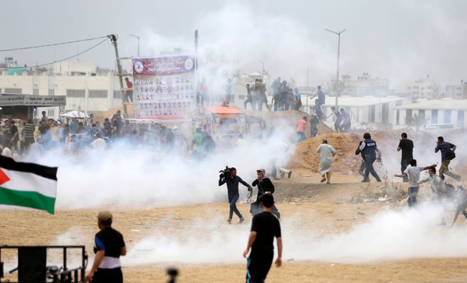 Ob približevanju dneva spomina na nakbo vsako leto potekajo demonstracije pregnanih Palestincev oziroma zdaj njihovih potomcev, ki zahtevajo vrnitev na nekdanje domove. V letošnjih je izraelska vojska ubila že več kot 40 ljudi. FOTO AFP