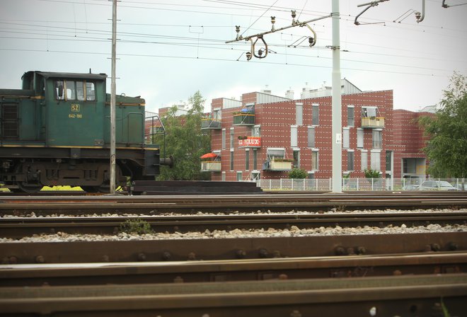 Naselje in stanovanjski bloki ob ranžirni postaji Zalog so tako kot hiše v Novem Polju najbolj na udaru železniškega hrupa. FOTO: Jure Eržen