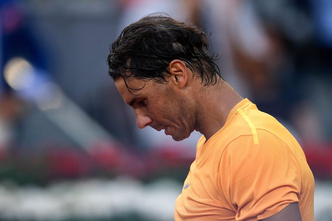 Rafael Nadal je igrišče zapuščal sklonjene glave. Foto&nbsp;Oscar del Pozo/AFP