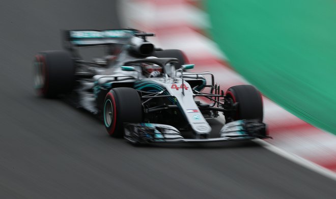 Lewis Hamilton bo začel z najboljšega štartnega položaja. FOTO: Albert Gea/Reuters