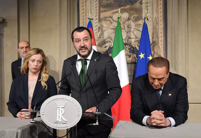 Medtem ko so voditelji Petih zvezd in Lige dosegli dogovor o programskih usmeritvah prihodnje vlade, je Silviju Berlusconiju sodišče odpravilo prepoved političnega udejstvovanja v obliki volilne kandidature. Z leve predsednica stranke Bratje Italije, ki je povezana z Ligo, Giorgia Meloni, in vodja Lige Matteo Salvini. FOTO: AFP