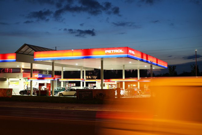 Cena 95-oktanskega bencina je zdaj najvišja po 21. juliju 2015, dizelsko gorivo pa je bilo nazadnje dražje 25. novembra 2014. FOTO: Jure Eržen/Delo