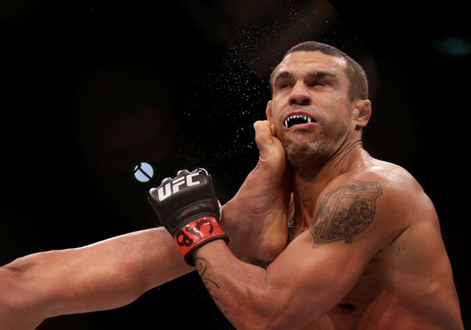V Riu de Janeiru sta se na spektaklu UFC med drugimi pomerila Vitor Belfort in Lyoto Machida.&nbsp;FOTO: Ricardo Moraes/Reuters