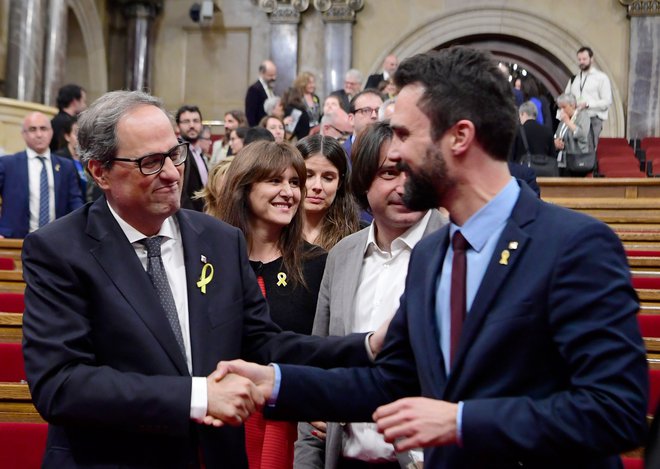 Predsednik katalonskega parlamenta Roger Torrent (desno) je čestital novemu katalonskemu predsedniku Quimu Torri. FOTO: Lluis Gene/AFP