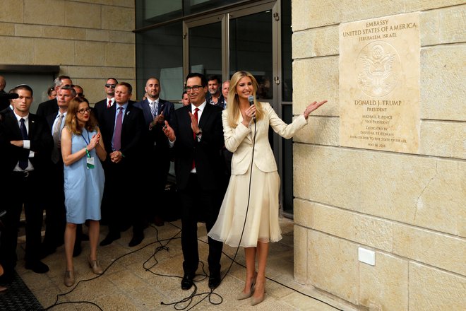 Hči ameriškega predsednika Ivanka Trump in minister za finance Steven Mnuchin med odprtjem veleposlaništva v Jeruzalemu. FOTO: Ronen Zvulun/Reuters