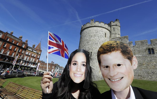 Oboževalci že prihajajo v Windsor, kjer se bosta princ Harry in Meghan poročila. FOTO: Kirsty Wigglesworth/Ap