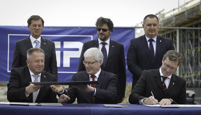 Zdravko Počivalšek, Manfred Stern in Vladimir Prebilič (sedijo z leve) so podpisali pismo o nameri širitve Yaskawine investicije..