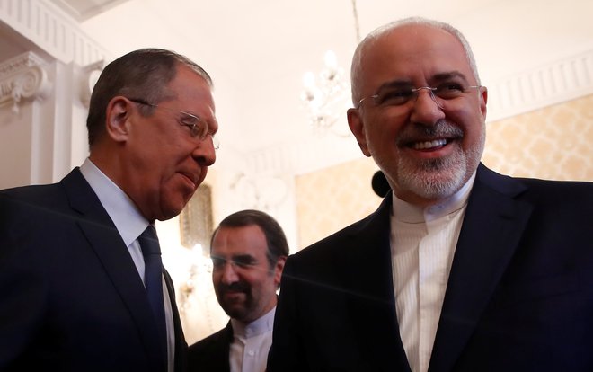 Ruski zunanji minister Sergej Lavrov in iranski zunanji minister Mohamed Džavad Zarif med njunim srečanjem v Moskvi. FOTO: Maxim Shemetov/Reuters