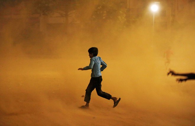 Peščeni viharji sejejo strah in trosijo smrt. Zaradi povišanja temperature bodo postali intenzivnejši. FOTO: Adnan Abidi/Reuters