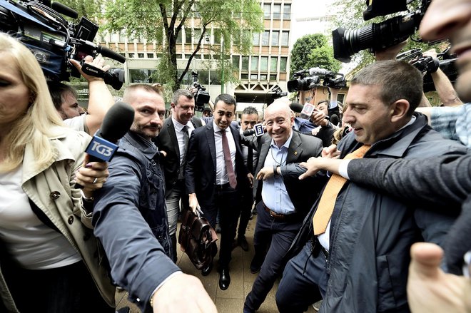 Vodja Gibanja 5 zvezd Luigi Di Maio na poti na pogajanja z Matteom Salvinijem o oblikovanju skupne vlade. FOTO: AP