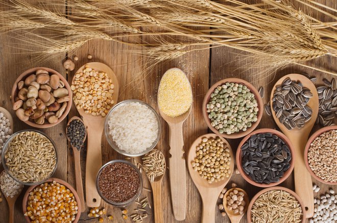 Najbolje je izbrati polnozrnata žita (pšenico, piro, kamut, rž, ječmen, oves) in psevdožita (ajdo, proso, kvinojo, amarant) ter izdelke iz njih.