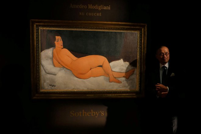 Kar 147 centimetrov široka mojstrovina, ki je tudi največja Modiglianijeva slika, je bila vključena v nedavno umetnikovo retrospektivo v londonski galeriji Tate Modern. FOTO: Venus Wu/Reuters