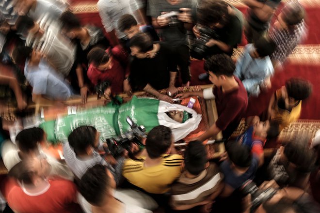 Pogreb enega izmed Palestincev, ki so umrli med protestom proti odprtju veleposlaništva ZDA v Jeruzalemu. FOTO: Mahmud Hams/Afp