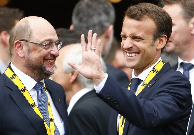 Martin Schulz in Emmanuel Macron med podelitvijo nagrade Karla Velikega francoskemu predsedniku minulo sredo v Aachnu. FOTO: Thilo Schmuelgen/Reuters