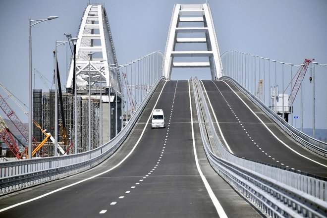 Prihodnje leto naj bi dokončali še železniški del mostu. FOTO: Alexander Nemenov/AFP