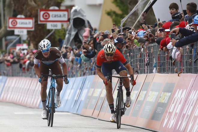 Matej Mohorič je v šprintu 10 etape ugnal Nemca Nica Denza. FOTO: AFP