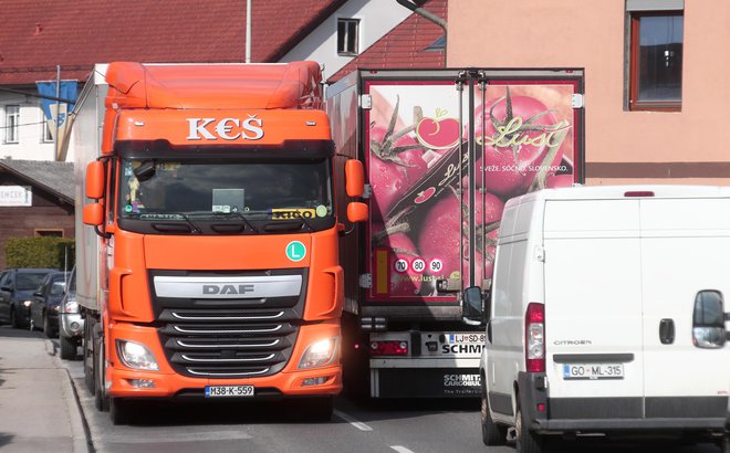 Tovornjaki izpustijo četrtino emisij prometa. Foto Dejan Javornik