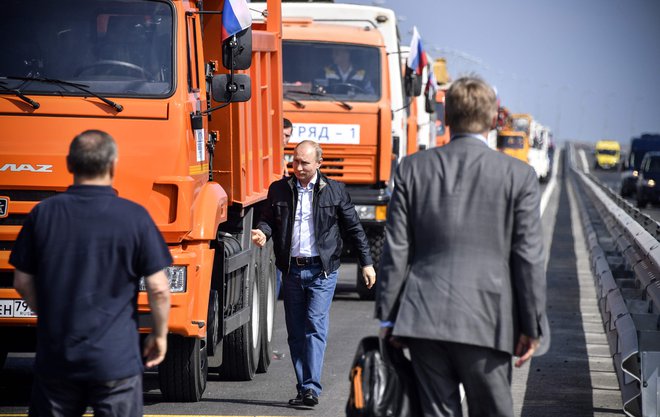 Putin se je popeljal po mostu za volanom tovornjaka FOTO: Aleksander Nemenov/AFP