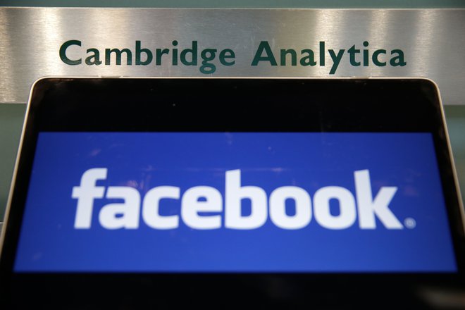 Facebook se spopada s škandalom podjetja Cambridge Analytica zaradi zlorabe zasebnih podatkov&nbsp;v korist predsedniške kampanje Donalda Trumpa.&nbsp;FOTO: Daniel Leal-Olivas/AFP