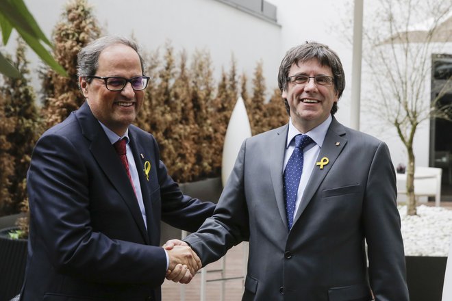 Pravi predsednik Katalonije ostaja Puidgemont, pravi Torra. FOTO: Markus Schreiber/Ap