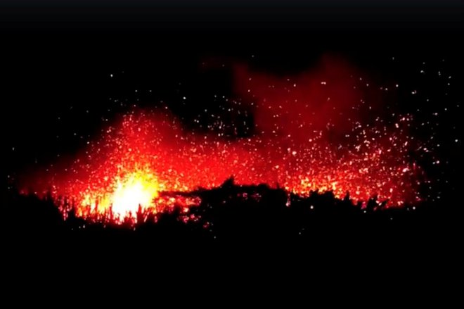 Vulkan je izbruhnil 3. maja, vse od tedaj pa je za okoliške prebivalce prava nočna mora, številni so morali tudi zapustiti svoje domove. FOTO: Social Media/Reuters