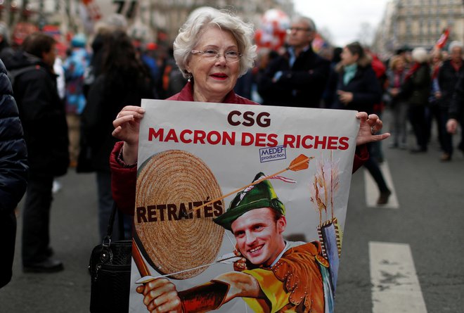 Protestnica na demonstracijah proti dvigu davkov v Parizu FOTO: Reuters