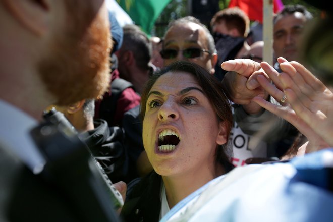 V središču Londona demonstranti protestirajo proti turškemu predsedniku Erdoğanu, pred njegovim srečanjem z britansko premierko Thereso May. Turški predsednik je v ponedeljek obtožil Izrael za &raquo;državni teror&laquo; in &raquo;genocid&laquo;, saj so na meji z Gazo izraelske sile ubile najmanj 60 Palestincev. FOTO: Daniel Leal-Olivas/AFP