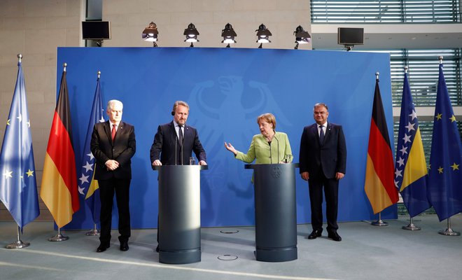 Angela Merkel je spomnila bosansko-hercegovsko predsedniško trojko na neizpolnjene obljube. FOTO: Odd Andersen/AFP
