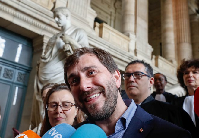 Nekdanji katalonski minister za zdravstvo Antonio Comín je zadovoljen z odločitvijo belgijskega sodišča o neizročitvi. FOTO: Yves Herman/Reuters