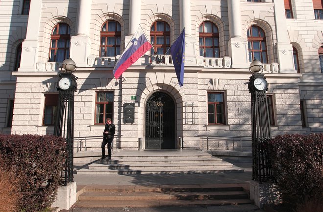 V palači na Tavčarjevi domujejo tri sodišča. Foto: Dejan Javornik/