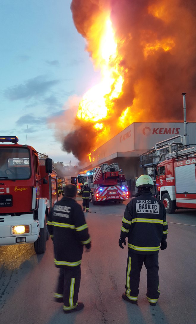 Požar se je hitro razširil tudi zaradi neustrezne požarne varnosti v podjetju. Foto: Grega Jelovšek/Prostovoljno gasilsko društvo Drenov grič